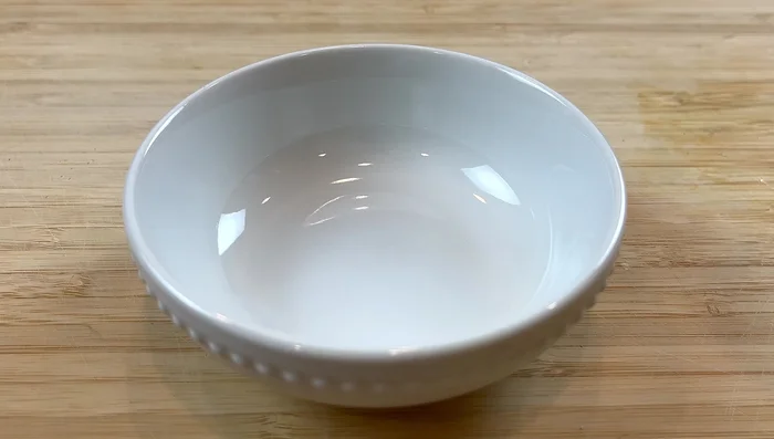 Préparer un mélange de fécule de maïs et d'eau froide jusqu'à consistance lisse.