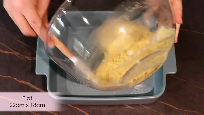 Beurrer un plat gratin, y verser la préparation et lisser la surface. (191.36)