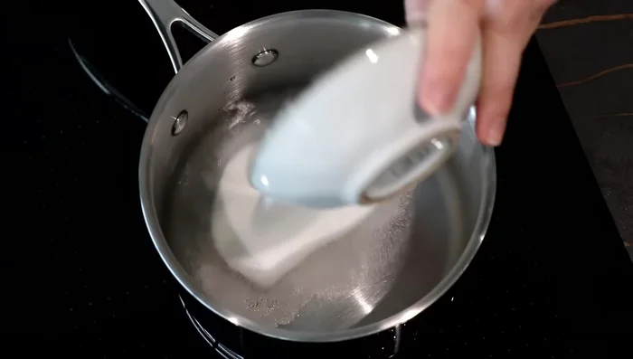 Préparer le sirop : faire bouillir l'eau et le sucre pendant 3-4 minutes jusqu'à épaississement. (272.12)