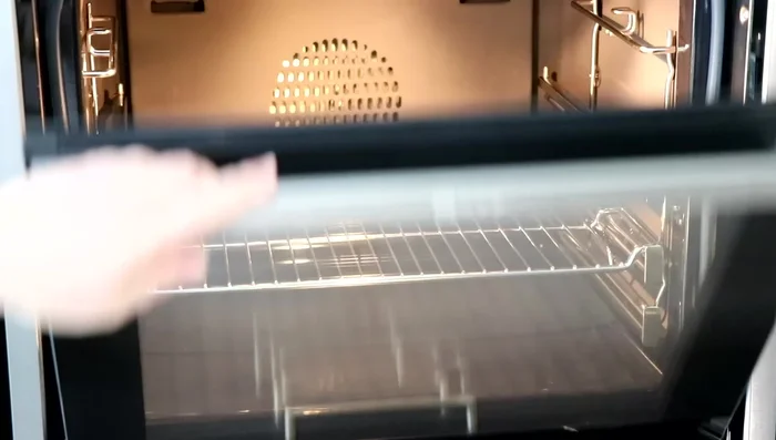 Préchauffer le four à 160°C (chaleur tournante) et enfourner pour 30 à 45 minutes, jusqu'à ce que le gâteau soit doré. (351.88)