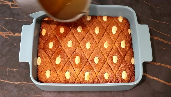 Verser petit à petit le sirop chaud sur le gâteau chaud. (448.08)