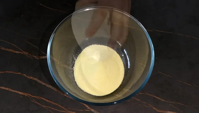 Dans un saladier, mélanger les semoules, le sucre et le bicarbonate. (90.72)