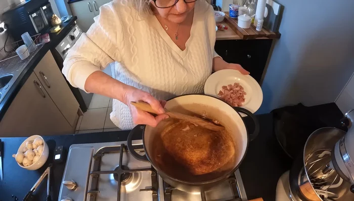 Enrober le bœuf de farine, sel et poivre. Faire revenir le bœuf dans la graisse de bacon jusqu'à ce qu'il soit doré.