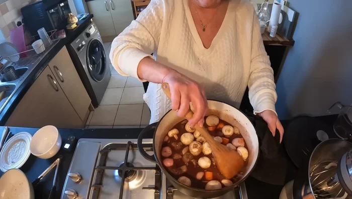 Mettre le tout dans une casserole et enfourner à 140°C pendant environ 2 heures et demie (vérifier la cuisson de la viande).