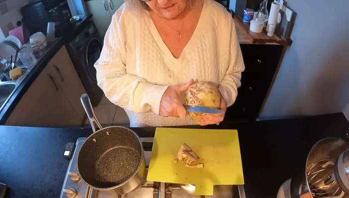 Pendant ce temps, préparer la purée de céleri rave: peler et couper le céleri rave en morceaux. Faire cuire à la vapeur ou à l'eau bouillante jusqu'à ce qu'il soit tendre.