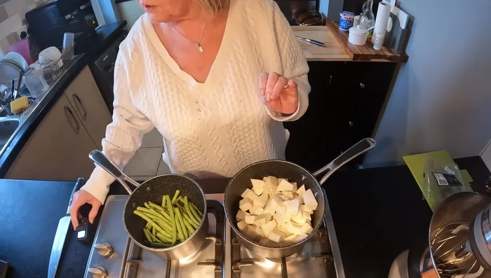 Écraser le céleri rave à l'aide d'un presse-purée. Ajouter du beurre, de la crème, du sel et du poivre.