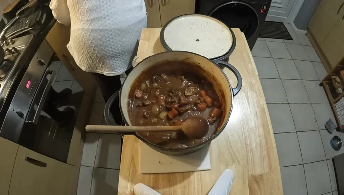 Retirer le boeuf du four, retirer les feuilles de laurier. Servir le boeuf bourguignon avec la purée de céleri et les haricots verts.