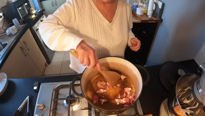 Faire revenir le bacon dans une poêle jusqu'à ce qu'il soit croustillant et ait rendu sa graisse. Réserver le bacon et garder la graisse de cuisson.