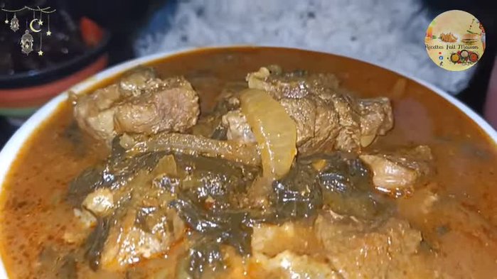 Faire chauffer de l'huile végétale dans une casserole ou une marmite. Ajouter les oignons émincés et mélanger jusqu'à ce qu'ils soient tendres.