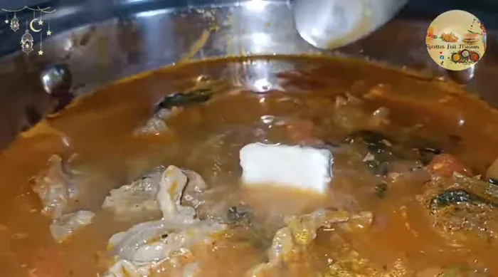 Ajouter de l'eau, un cube d'ail (10g) et plus d'eau si nécessaire. Laisser mijoter pendant 15 minutes, en surveillant régulièrement.