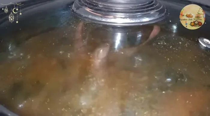 Ajouter du citron ou du limon. Continuer la cuisson pendant environ une heure au total, en adaptant le feu pour maintenir un bouillon constant.