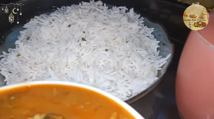 Servir avec du riz, du persil, du samle, des dattes et du jus de goyave.