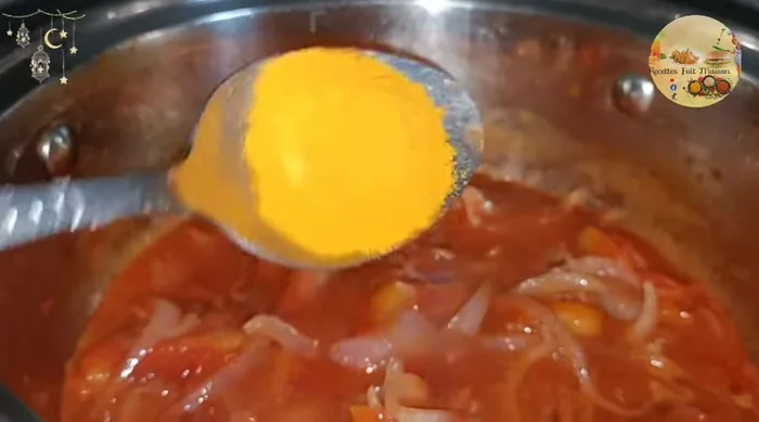 Ajouter un peu d'huile végétale, puis une cuillère à soupe de curcuma, 5g de poivre noir, 5g de cumin et 10g de curry. Bien mélanger.