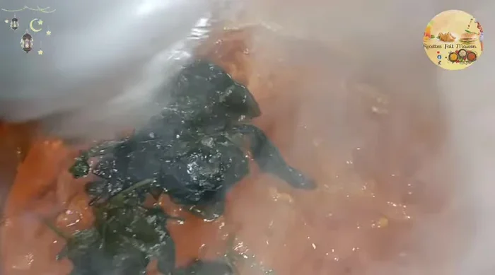 Ajouter les brèdes mafana et mélanger pour obtenir un mélange homogène. Continuer à mijoter à feu doux pendant environ 10 minutes.