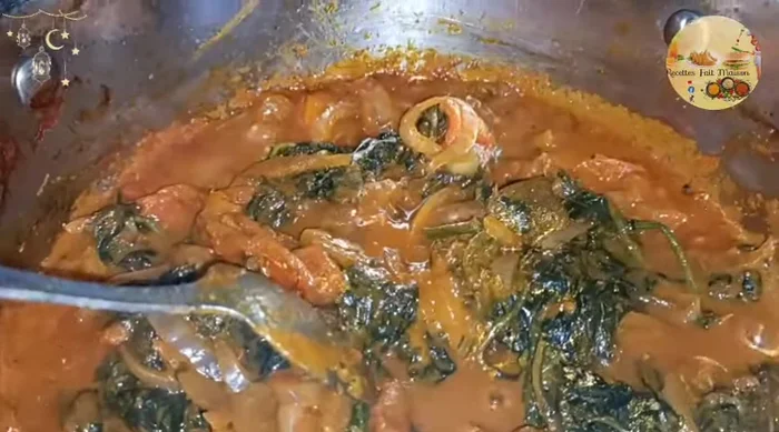 Ajouter 5g de sel, le poivron mixé et la viande de votre choix. Laisser mijoter pendant au moins 10 minutes.