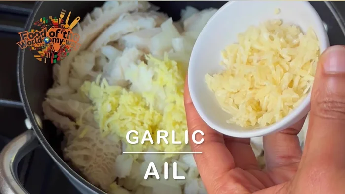Ajouter du gingembre, de l'ail, du piment, du sel, du curcuma, du poivre noir et un cube de bouillon de bœuf. Bien mélanger.