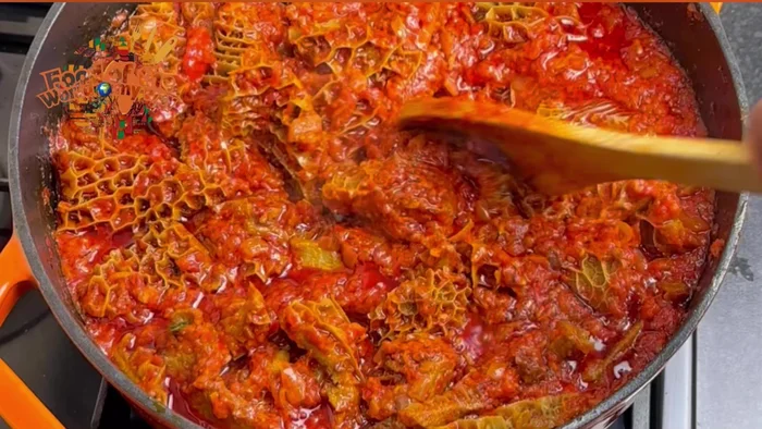 Si vous désirez une sauce plus liquide, ajouter de l'eau. Laisser mijoter à feu doux pendant 10 minutes.
