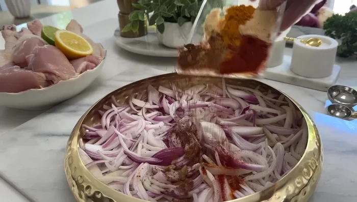Ajouter de l'ail, de l'oignon en poudre, du paprika, de la coriandre en poudre, de la cannelle, du curcuma, de la cardamome, du cumin, du sumac, du sel, du poivre et du sucre.