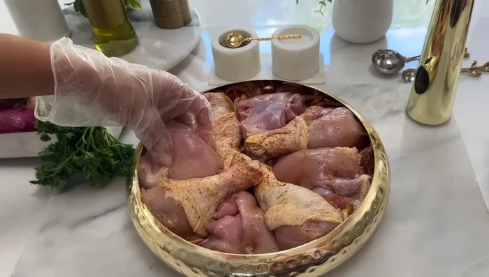 Déposer les morceaux de poulet sur les oignons, assaisonner avec les mêmes épices et mélanger pour enrober le poulet.