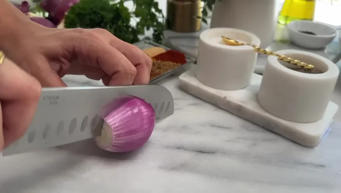 Dans un plat allant au four, mettre une bonne quantité d'huile d'olive. Découper des oignons et tapisser le fond.