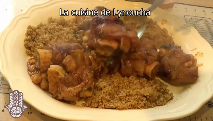 Disposez les bourses de blé et les pieds de veau dans une assiette. Arrosez avec la sauce.