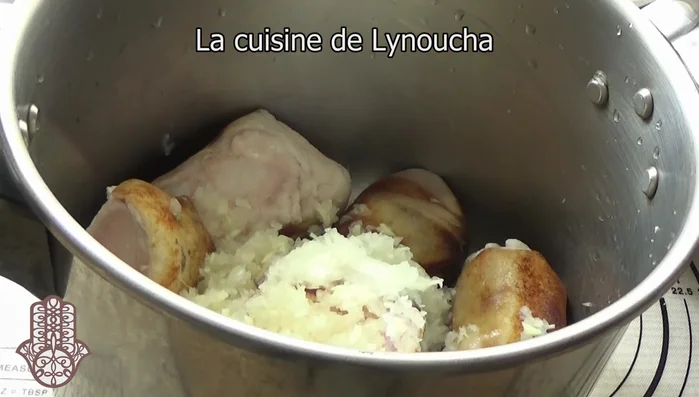 Hachez finement l'ail et l'oignon.