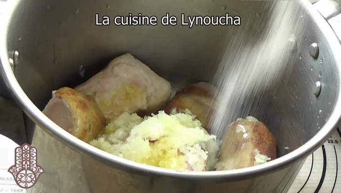 Dans l'autocuiseur, faites revenir les pieds de veau dans l'huile d'olive avec l'ail et l'oignon.