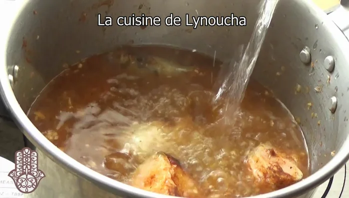 Recouvrez d'eau bouillante, fermez l'autocuiseur sous pression et laissez cuire pendant 1h à 1h20.