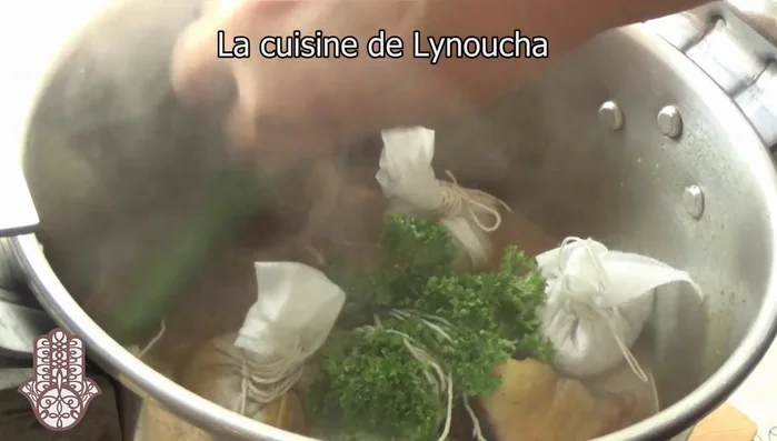 Ajoutez également le bouquet garni et du piment (facultatif).