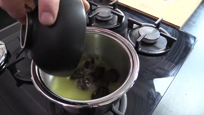 Réhydrater les pruneaux dans un bouillon de volaille frémissant pendant trois minutes. Ajouter un sachet de thé et laisser infuser.