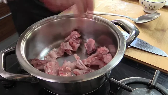 Faire colorer dans une casserole la carotte, l'oignon et les herbes aromatiques. Ajouter les légumes. Après avoir obtenu une belle coloration, déglacer avec le bouillon (ajouter de l'eau si besoin) et laisser mijoter 15 minutes.