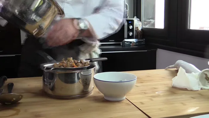 Filtrer le jus à travers un tamis. Ajouter les 4 pruneaux restants et mixer.