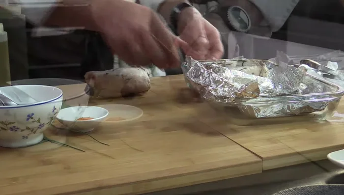 Déballer le râble et détaillez en deux portions.