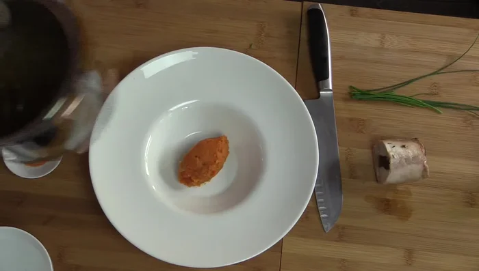 Dressage : Disposer un légume, un fond de sauce, puis la viande harmonieusement.