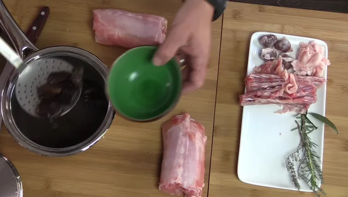 Débarrasser les fruits, garder le bouillon. Préparer le râble de lapin comme indiqué : disposer les rognons et 3 pruneaux.