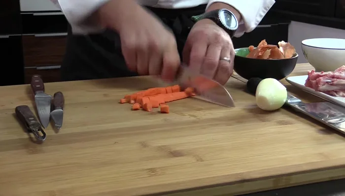 Pendant la cuisson, confectionner un jus : éplucher et tailler les carottes et un oignon. Concassez les.