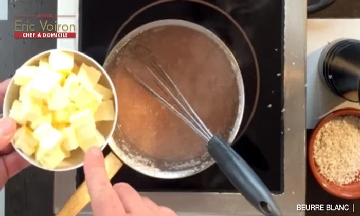Hors du feu, ajouter petit à petit le beurre coupé en dés bien froids, en remuant constamment avec un fouet jusqu'à ce que le beurre soit entièrement incorporé et que la sauce soit lisse et onctueuse.