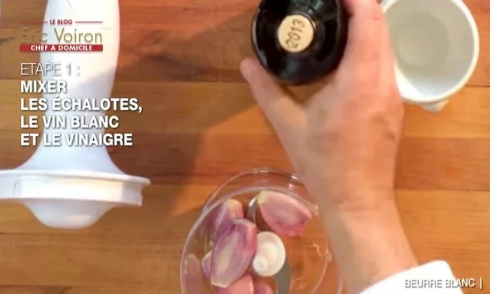 Mixer finement les échalotes épluchées avec un peu de vin blanc et de vinaigre.