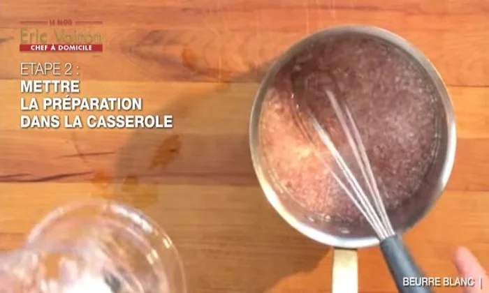 Verser la mixture dans une casserole et faire réduire sur l'induction à feu moyen jusqu'à ce qu'elle ait réduit au moins de moitié, voire aux 2/3.