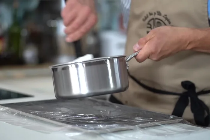 Pour un refroidissement rapide, étaler la crème pâtissière sur une plaque de cuisson congelée recouverte de film plastique, recouvrir d'un autre film plastique et réfrigérer.