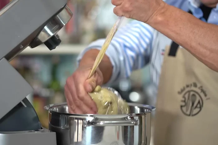 Étaler la crème pâtissière à la pistache dans le moule.