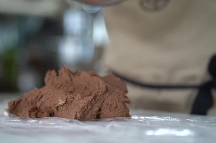 Ajouter le beurre ramolli, puis les œufs. Mélanger jusqu'à obtenir une pâte homogène.