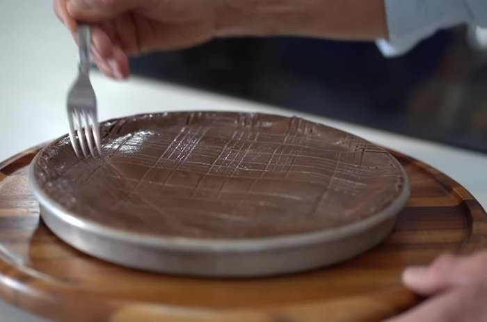 Préparer la pâte à gâteau basque au chocolat : Mélanger la farine, le sucre, une pincée de sel, un peu de levure chimique et du cacao en poudre.