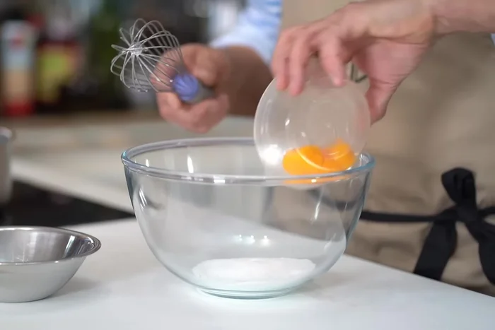 Préparer la crème pâtissière à la pistache : Faire chauffer le lait avec un tiers du sucre.