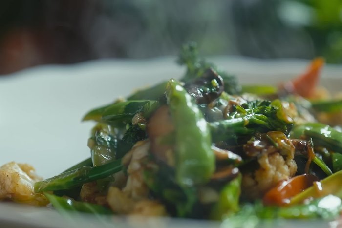 Faire chauffer l'huile dans la poêle ou le wok.