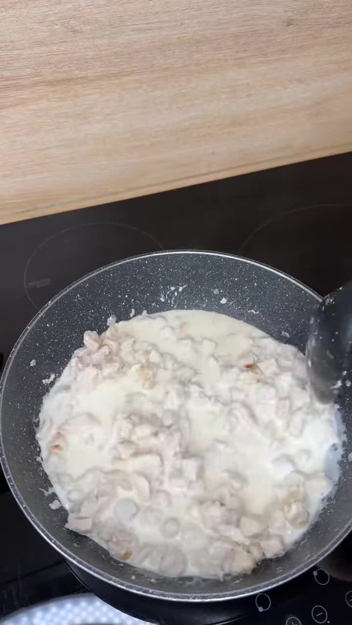 Faire cuire l'échalote et le poulet dans un filet d'huile d'olive. Assaisonner avec du sel.