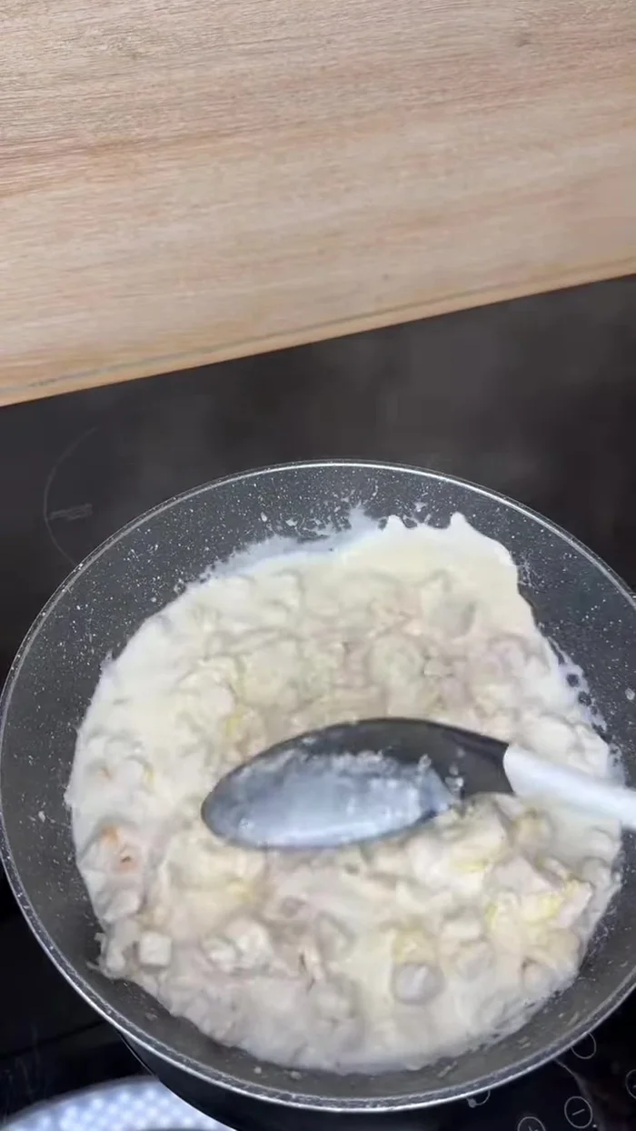 Une fois le poulet cuit, ajouter la crème liquide et une poignée de Comté râpé. Laisser épaissir la sauce.