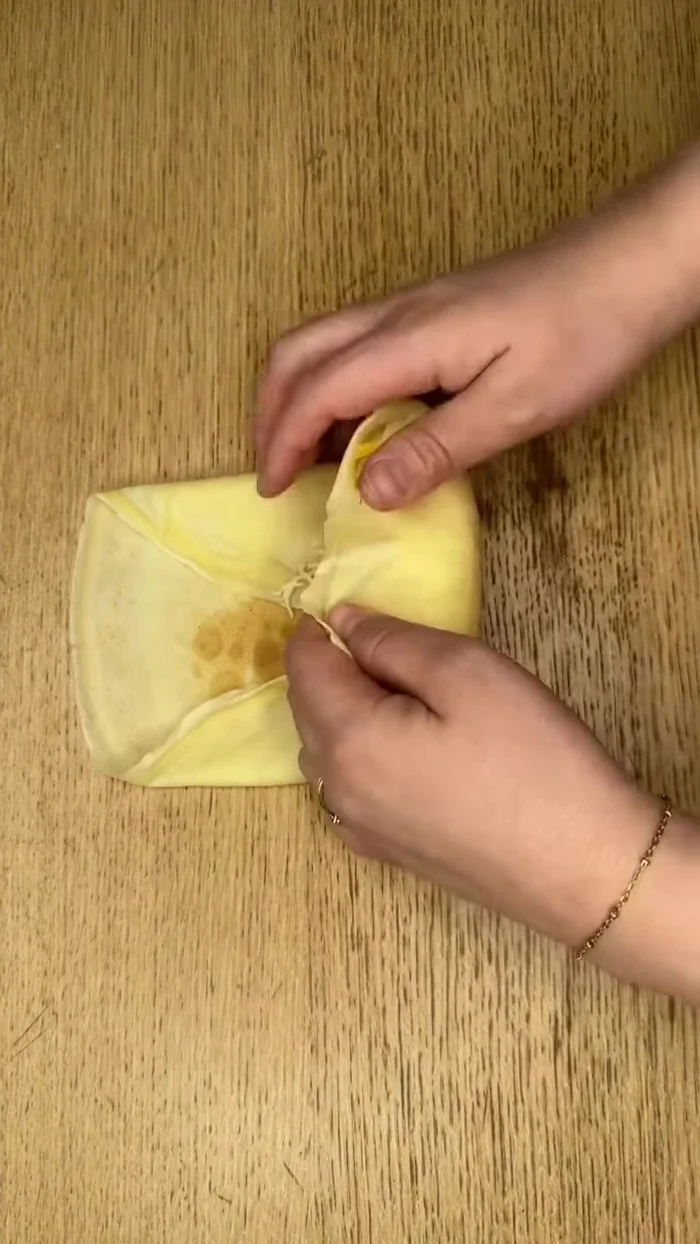 Prendre une crêpe (recette en description). Ajouter du fromage à hamburger, le poulet, une poignée de mozzarella et une poignée de Comté râpé.