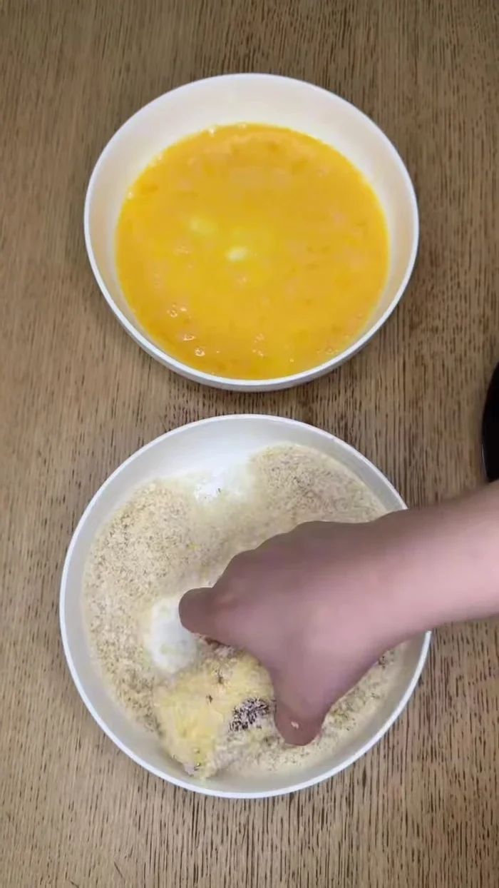 Faire cuire les crêpes panées dans une huile très chaude jusqu'à ce qu'elles soient dorées des deux côtés.