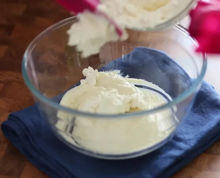 Une fois la crème refroidie, ajouter la ricotta et bien fouetter.